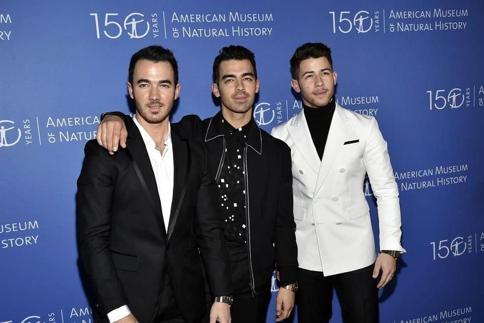 Los Jonas Brothers pospusieron los conciertos que tenían planeado para febrero debido al alza de casos Covid.