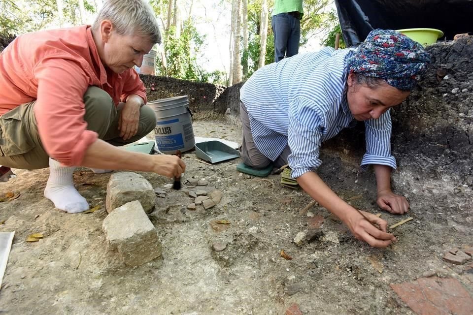 Las arqueólogas Daniela Triadan (izquierda) y Verónica Vázquez López (derecha) trabajan en la excavación de Aguada Fénix.