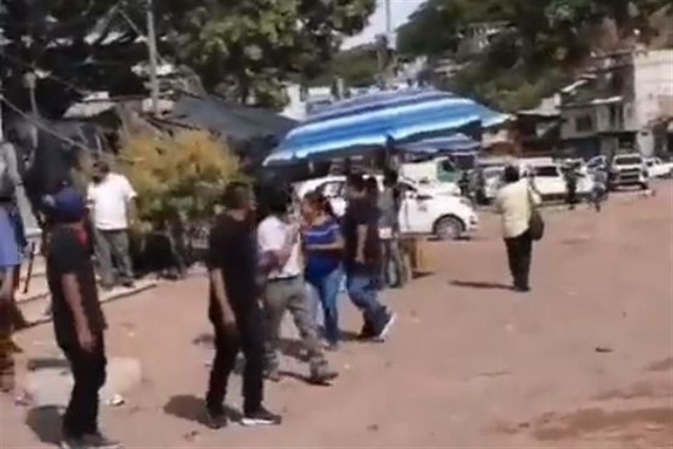 Autodefensas se enfrentaron con policías municipales y tomaron Ayuntamiento de Xalpatláhuac, Guerrero, por lo que Edil se refugió en Tlapa.