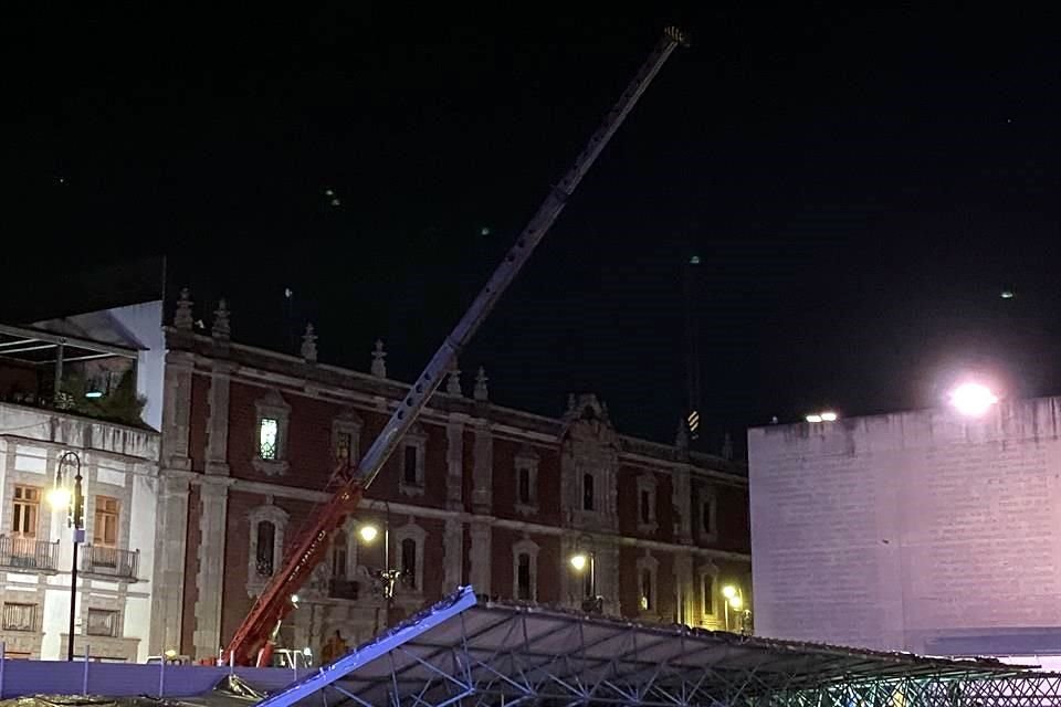 La madrugada de este martes iniciaron los trabajos para sustituir la techumbre del Templo Mayor que resultó dañada en abril pasado tras una fuerte granizada.