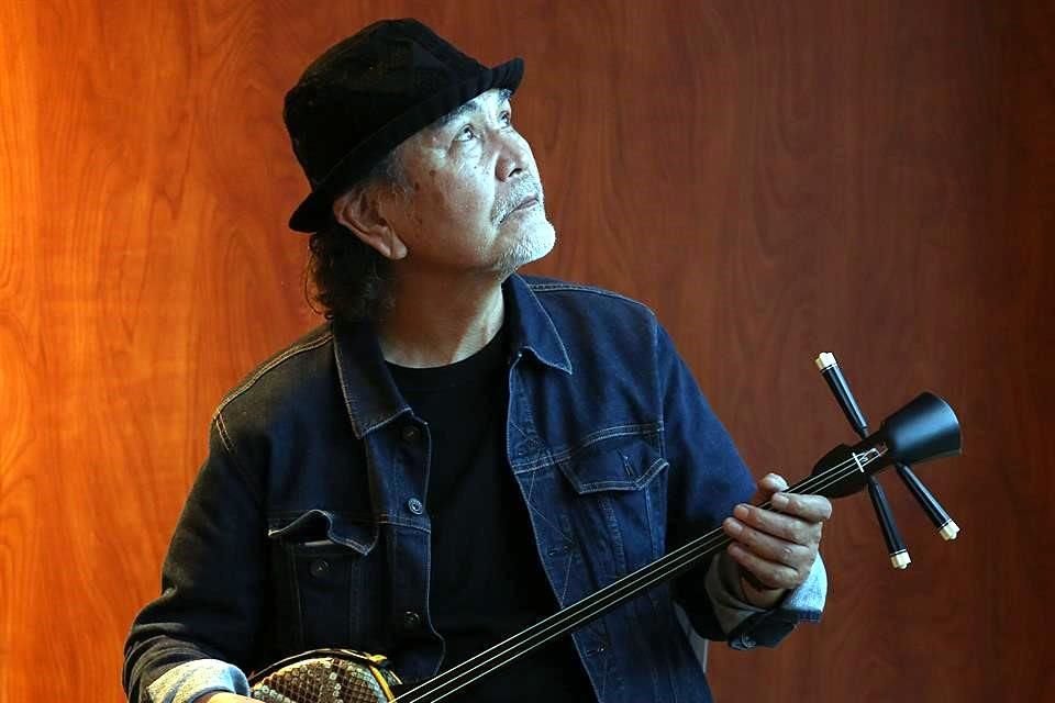 Con el sanshin, Takashi Hirayasu fusiona los sonidos de Okinawa con la música occidental.