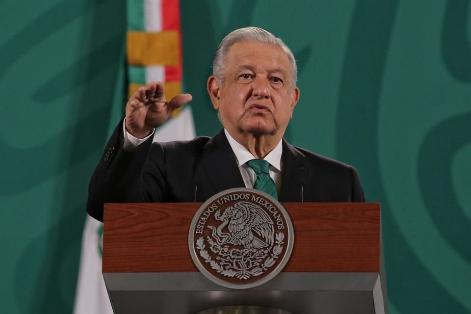 Andrés Manuel López Obrador en conferencia.