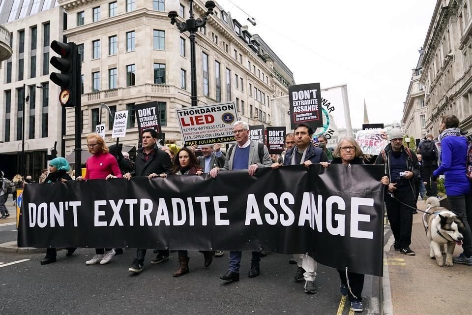 Cercanos y simpatizantes de Assange y colaboradores de WikiLeaks marcharon en Londres.