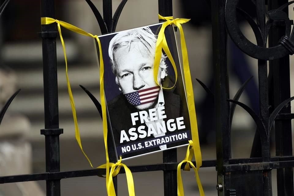 Un poster con la cara de Assange fue colocado afuera de la corte inglesa.