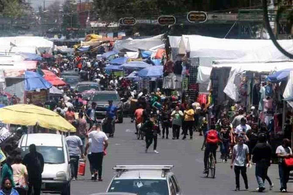 La ocupación por parte de comerciantes ha derivado en la existencia de un solo carril de circulación lo que significa un riesgo para los peatones.