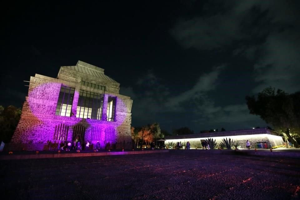 El Museo Anahuacalli inauguró anoche sus nuevos espacios y presentó su ofrenda 2021, titulada 'Sanar'.