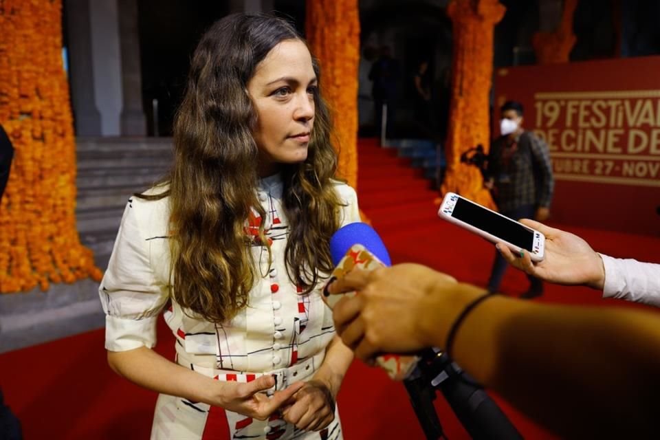 Natalia Lafourcade también desfiló por la alfombra roja del evento.