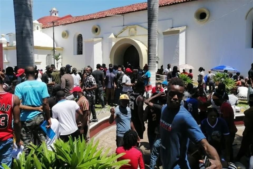 Una familia haitiana, por ejemplo, dijo haber sido detenida por agentes migratorios en el Centro del País cuando pretendían comprar boletos hacia la frontera con Estados Unidos.