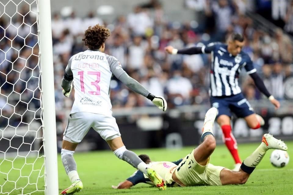 Un error defensivo de Sebastián Cáceres provocó el gol de Rayados.