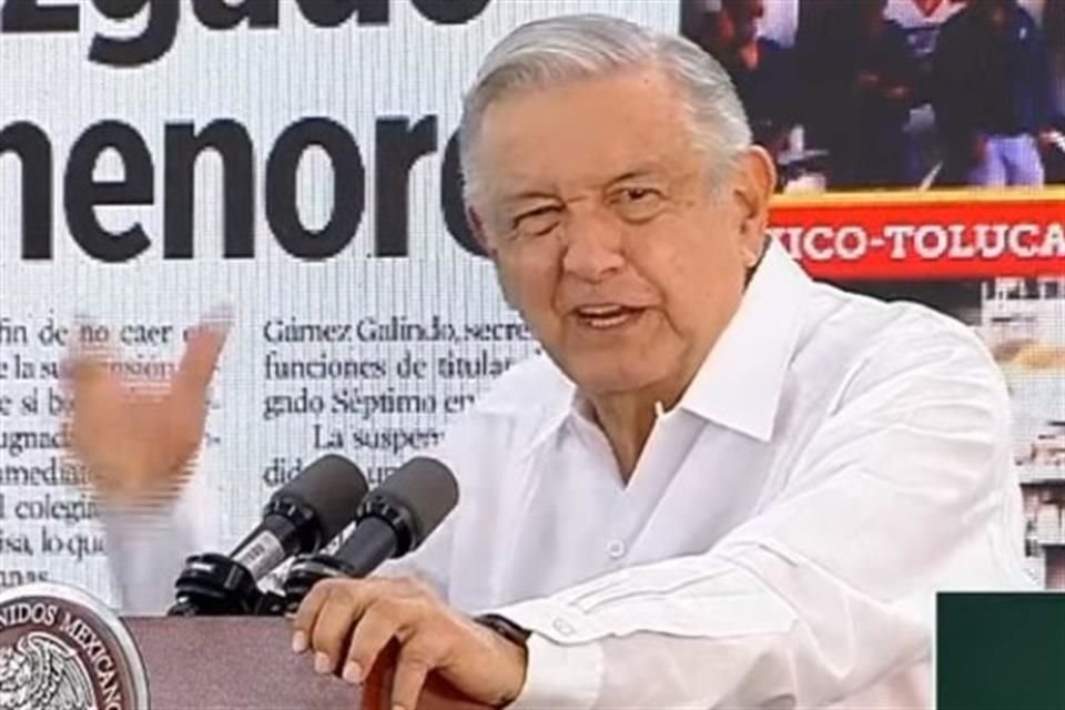 Andrés Manuel López Obrador mostró la portada de REFORMA.