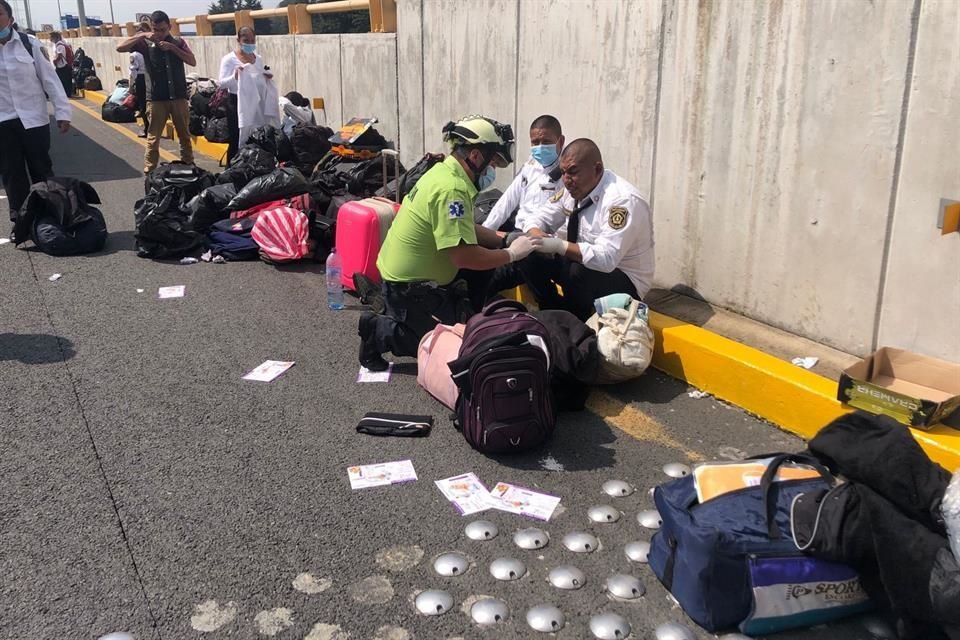 Paramédicos atendieron a nueve cadetes de la Policía estatal que iban en el autobús.  