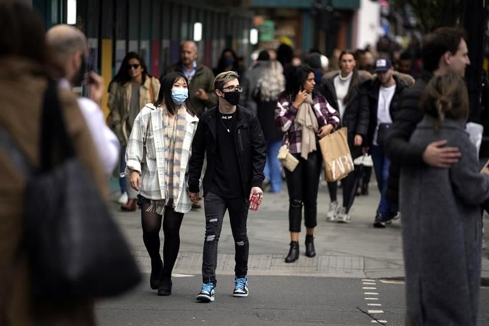 Personas caminan por el área de Oxford Street en Londres.