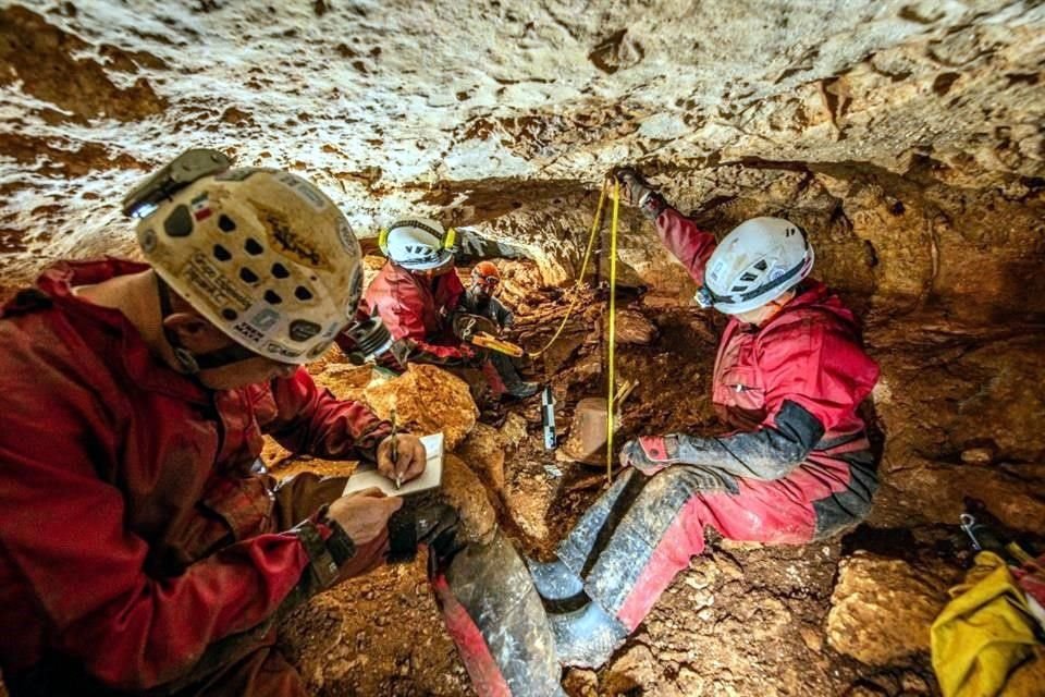 El equipo de Salvamento Arqueológico del INAH realiza el registro de otros vestigios en la cueva.