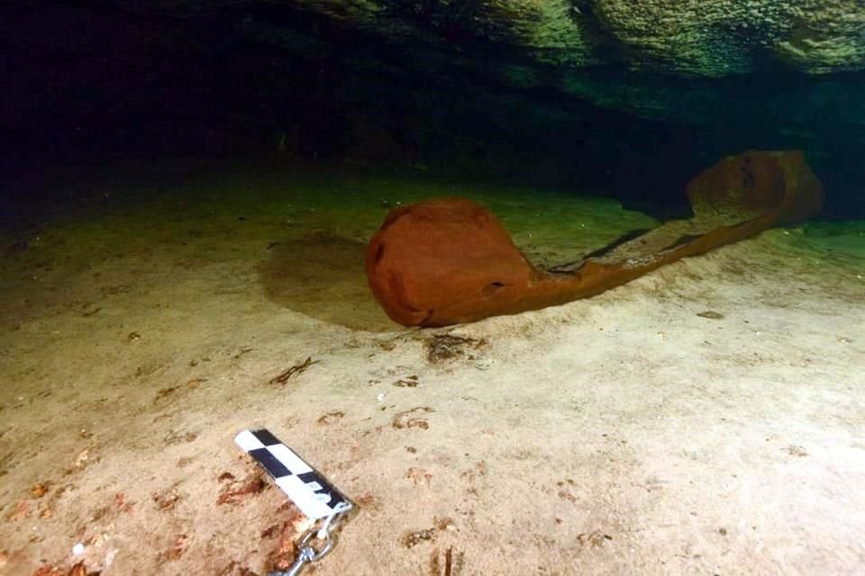 Con 1.60 metros de largo, 80 centímetros de ancho y 40 centímetros de alto, la embarcación podría haberse empleado para la extracción de agua del cenote o para el depósito de ofrendas rituales.