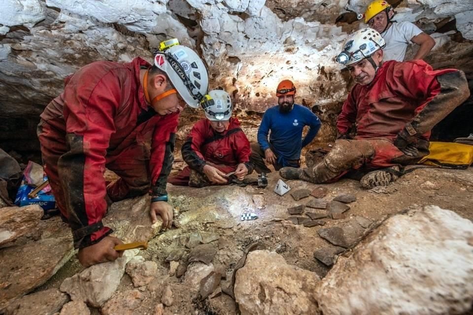 También se identificó una osamenta humana y fragmentos de cerámica, así como pintura mural en el área de acceso a la cavidad.