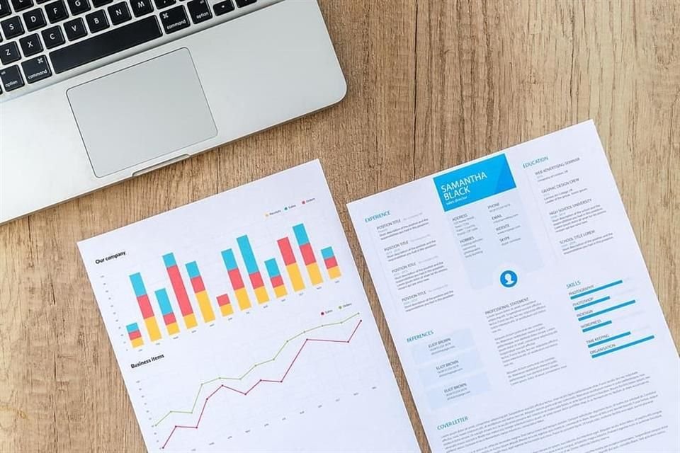 Conoce los elementos clave que todo CV profesional debe llevar y algunos consejos para atraer la atención de los reclutadores.