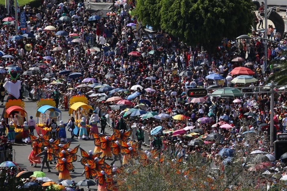 Miles de personas asistieron desde el mediodía de este domingo al desfile.