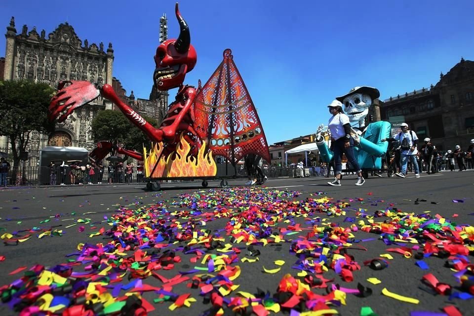 Mientras la SSC reporta alrededor de 300 mil asistentes al Desfile de #DíaDeMuertos, la Secretaría de Turismo señaló en cifra preliminar que se contabilizaron unos 3.6 millones.