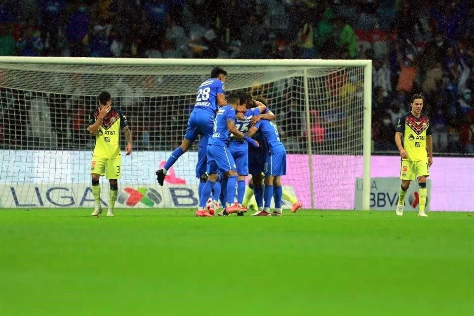 Cruz Azul abrió el marcador con un tanto de Roberto Alvarado.
