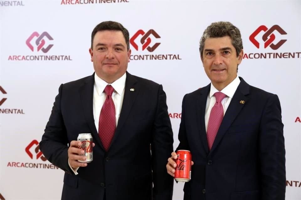 Jorge Humberto Santos Reyna y Arturo Gutiérrez, presidente y director de Arca Continental, respectivamente.