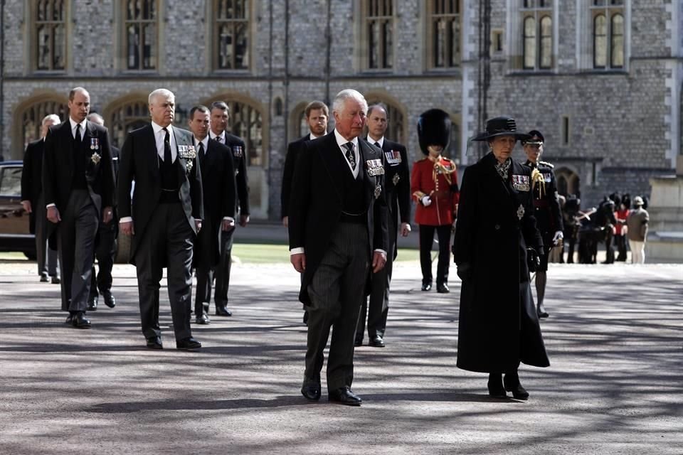 El féretro de Felipe de Edimburgo fue escoltado por una guardia de nueve personas, entre ellas, sus cuatro hijos: Carlos, Ana, Andrés y Eduardo, además de sus nietos, el Príncipe Guillermo y Enrique.