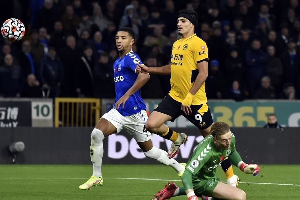 Raúl comandó el triunfo del Wolverhampton ante Everton.