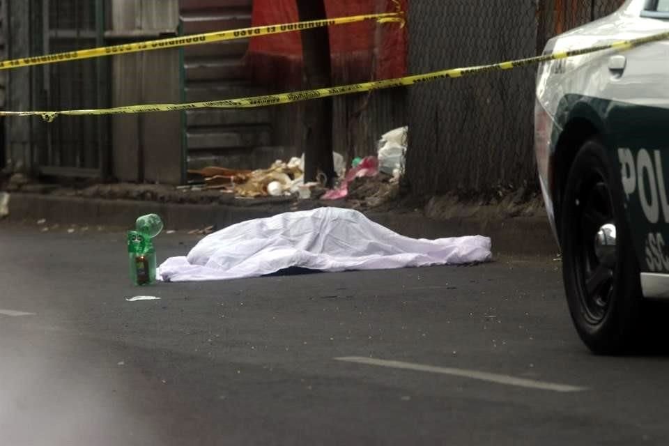 Un hombre murió atropellado por un camión de carga al caer de una unidad de transporte público, en Calle 7 casi esquina con Privada del Valle, en Agrícola Pantitlán.