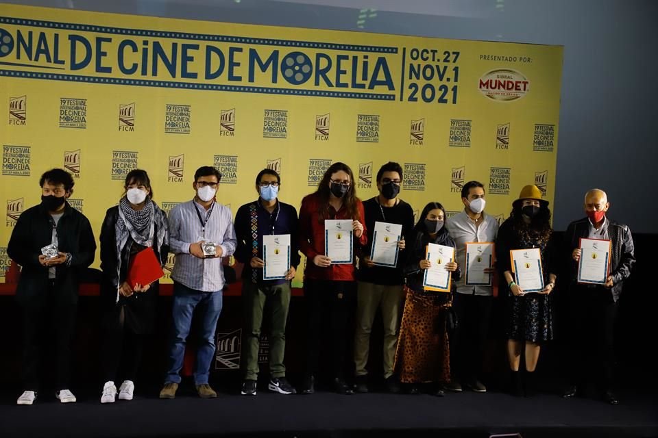 Varios ganadores del festejo fílmico posaron juntos para la foto del recuerdo.