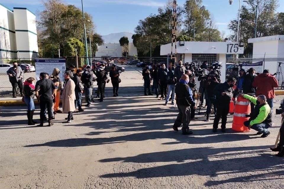 Medios de comunicación aguardan desde anoche a la entrada del Reclusorio Norte en espera de Emilio Lozoya.