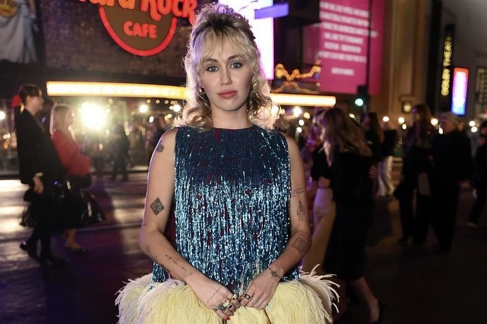 Estrellas como Miley Cyrus (en foto) participaron en el mega desfile de Gucci sobre el Paseo de la Fama de Hollywood.