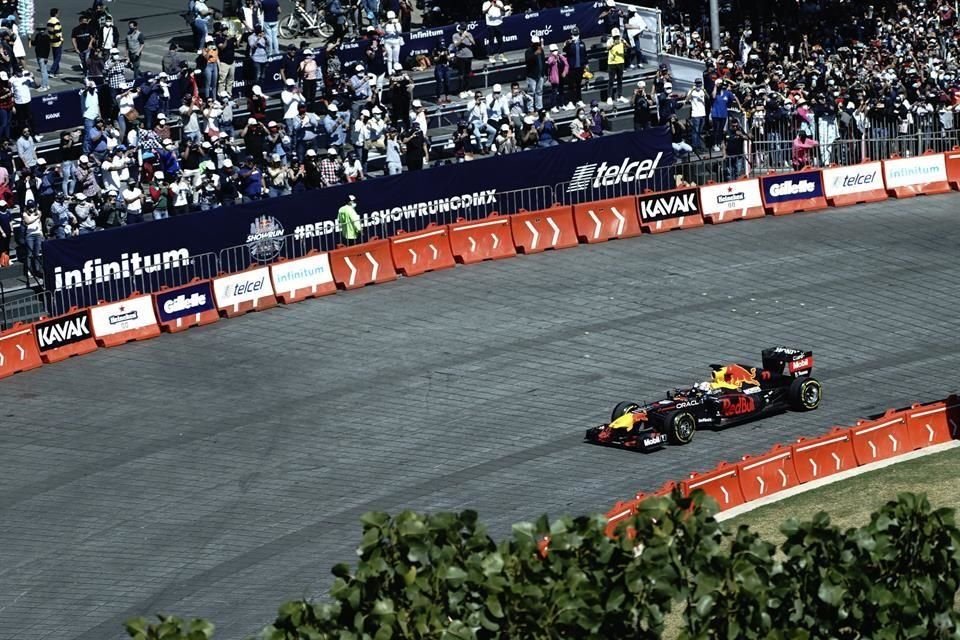 El piloto mexicano encendió el ambiente durante el evento.