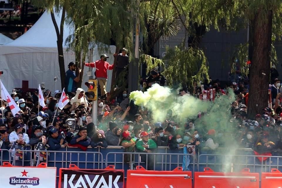 Colgados de ramas o trepados en los semáforos, los aficionados buscaron el mejor ángulo para ver el desempeño de Checo Pérez.