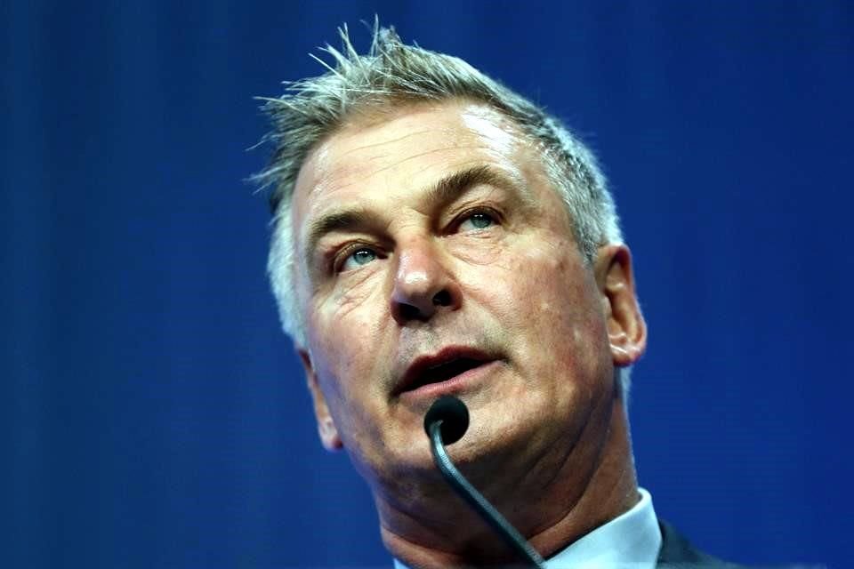 Un abogado de la armera responsable del arma que disparó Alec Baldwin y mató a una mujer en un set, dice que todo pudo ser un 'sabotaje'.