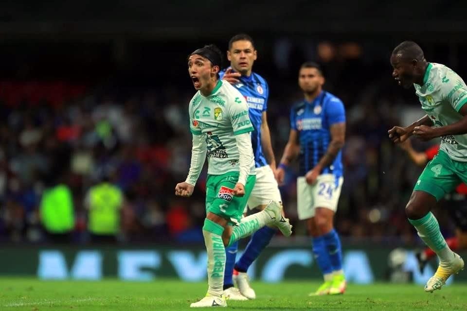 Omar Fernández y Mosquera provocaron el autogol de Cruz Azul.