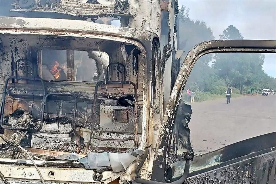 Habitantes de la localidad quemaron al menos dos vehículos en protesta por el multihomicidio.