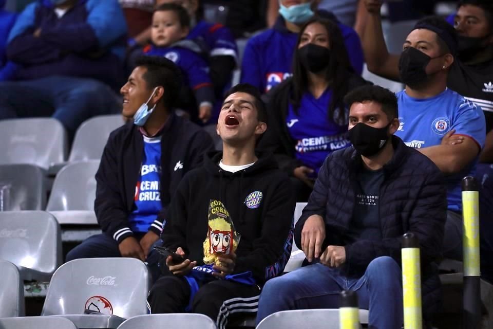 La afición celeste recurrió nuevamente al grito, en una muestra de molestia por el mal partido de su equipo.