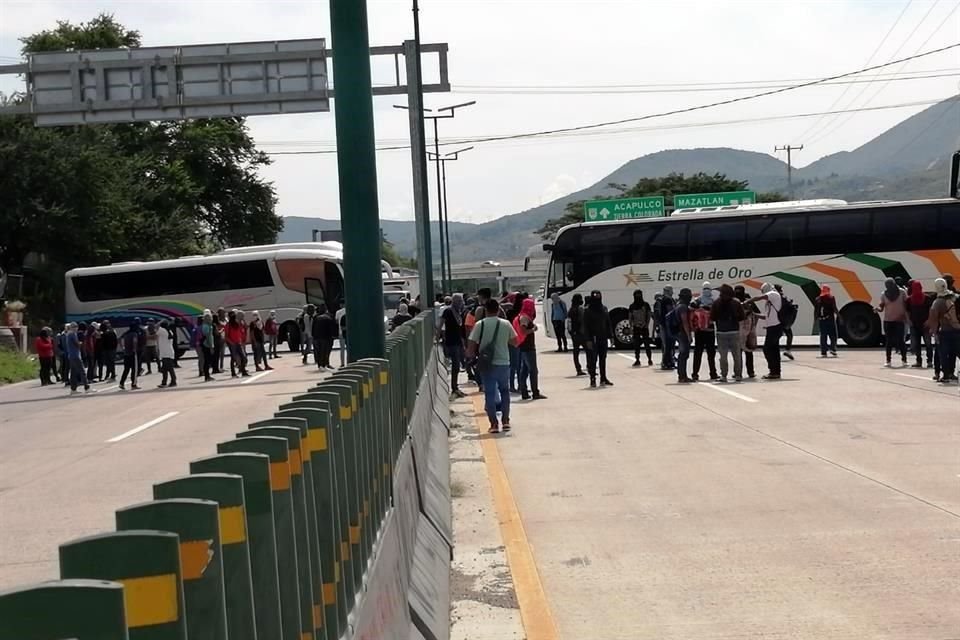 Hasta las 14:00 horas, los normalistas mantenían cerrada los cuatro carriles de la autopista provocando inconformidad de los automovilistas.