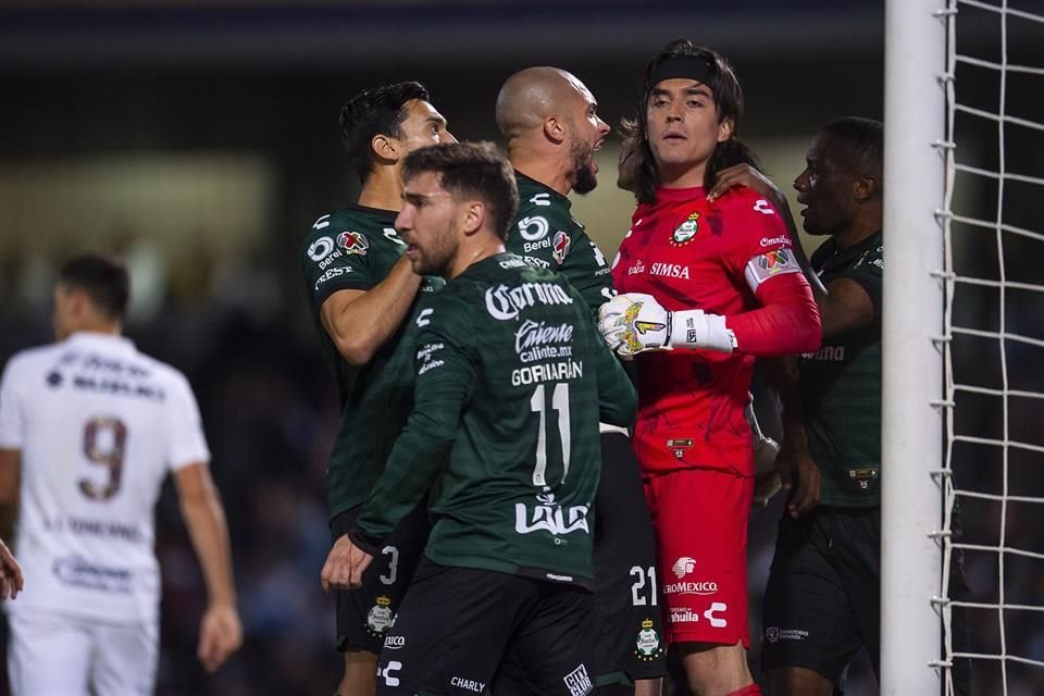 El portero Acevedo detuvo un penal.