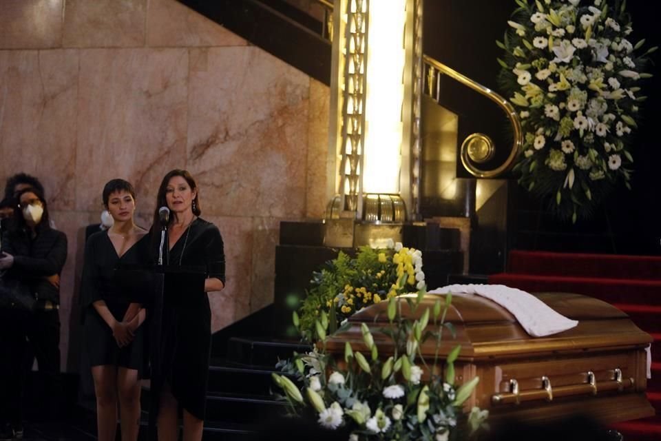 La coreógrafa Claudia Lavista, acompañada por su hija, despidió a su padre con un emotivo discurso.