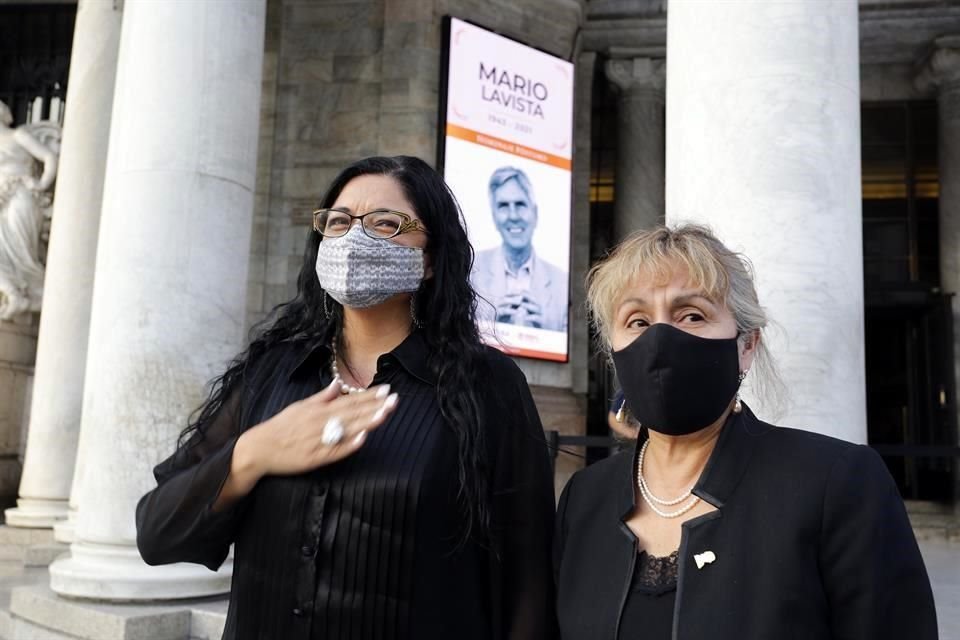 La Secretaria de Cultura, Alejandra Frausto, y la directora del INBA, Lucina Jiménez, acompañaron a la familia durante el homenaje.