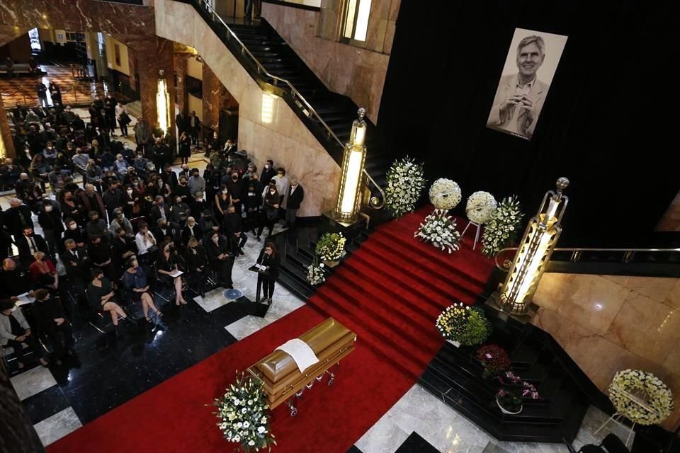 Familiares, amigos y discípulos se congregaron en el vestíbulo de Bellas Artes para despedir a Mario Lavista.
