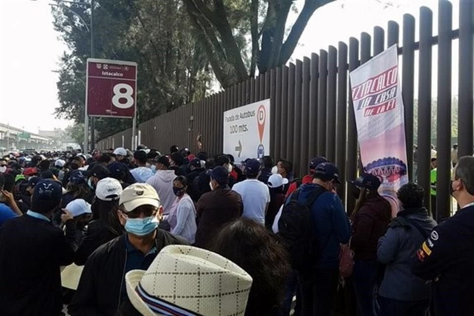 Los aficionados mostraron su molestia por la tardanza en el ingreso al Gran Premio.