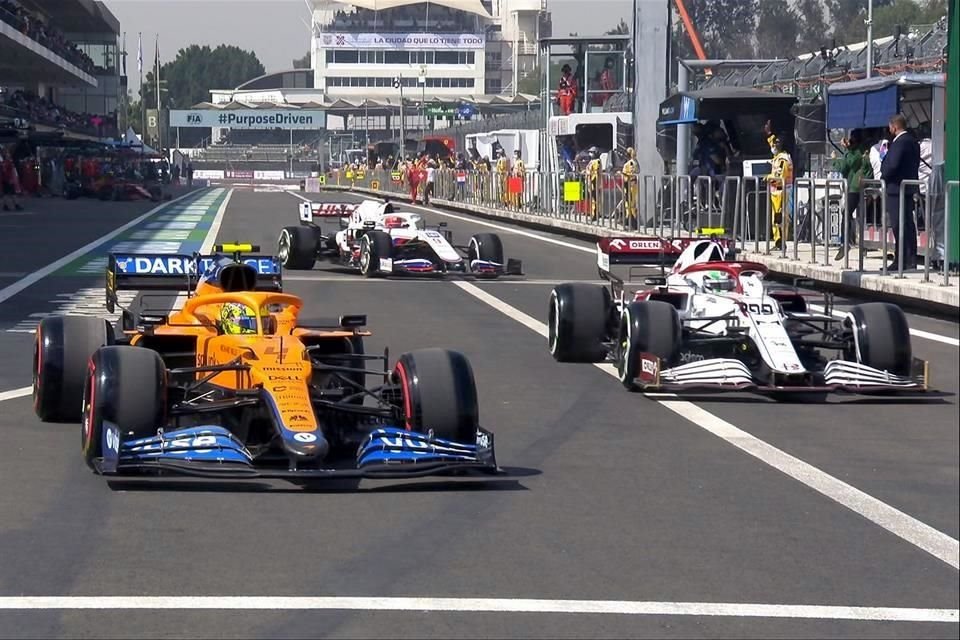 Los autos están en la pista.