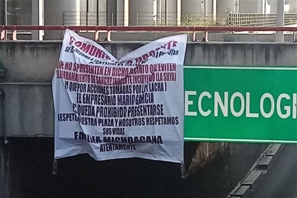 En las imágenes captadas por habitantes del municipio se aprecia un mensaje firmado presuntamente por la Familia Michoacana y dirigido contra el promotor de la Feria Metepec.