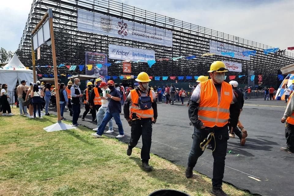 Trabajadores hacían labores de construcción y por ello los asistentes no podían acceder a sus asientos.