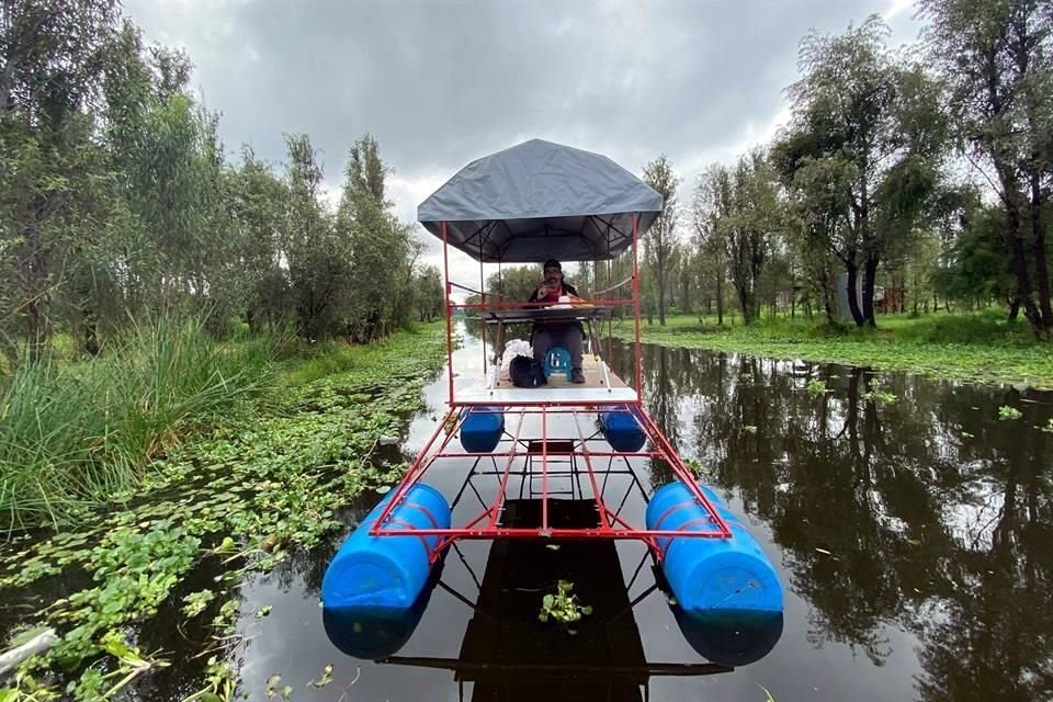 Fernández se integra al paisaje y ahí desarrolla su trabajo en talleres capaces de flotar en el agua, como la estación que construyó para recorrer los canales de Xochimilco.