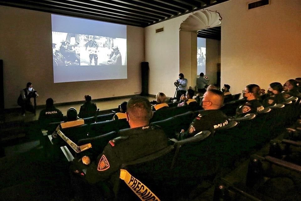 Oficiales de Tránsito, de la Policía Auxiliar y Bancaria e Industrial vieron ayer el documental en un ejercicio que fue convocado por REFORMA.