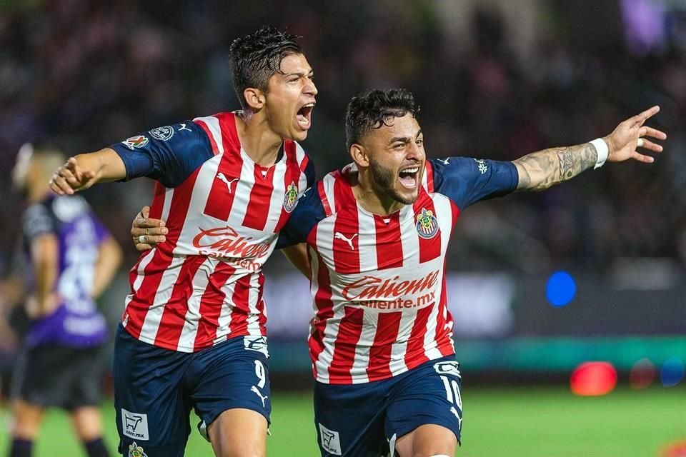 Ángel Zaldívar y Alexis Vega festejan el gol del 'Chelo' en la agonía del juego.
