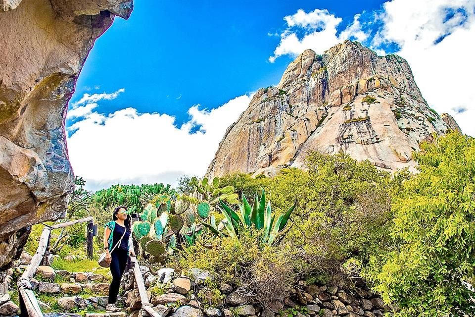 Ejercítate y recarga energías en Peña de Bernal, Querétaro.
