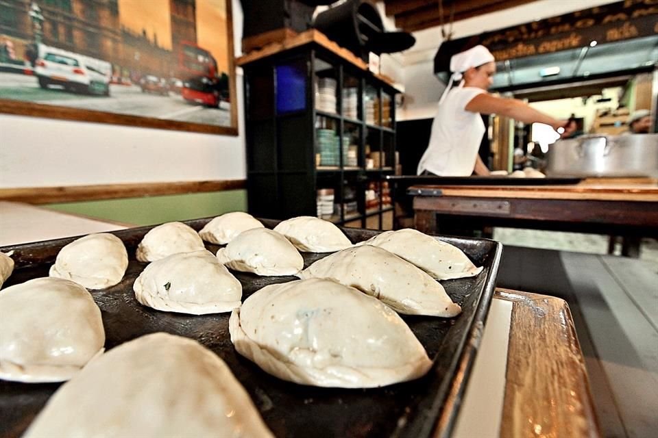 Tomate un café calientito con un típico paste en Real del Monte, Hidalgo.